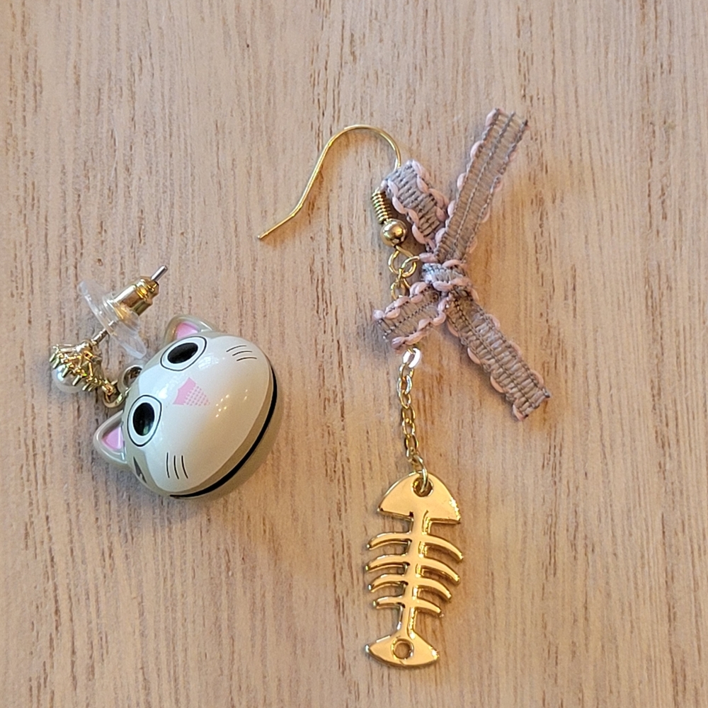 💥ONE LEFT💥Kitty’s Lunch Mismatched Dangle Earrings, 16k gold - Picture 3 of 5